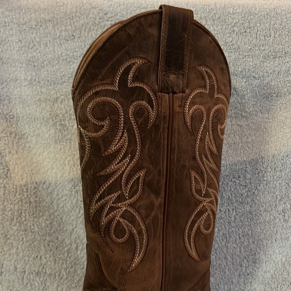 Beautiful pair of Shyannes - Picture 2 of 2